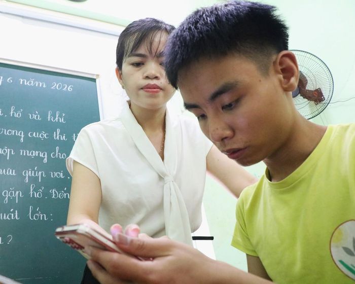 Cô giáo Phan Thị Ngọc Hằng kiên nhẫn đồng hành, giúp học sinh khiếm thính từng bước tiếp cận công nghệ số.