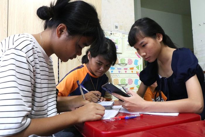 Thiếu thiết bị học tập, điều kiện tiếp cận công nghệ còn hạn chế và sự thiếu hụt người hướng dẫn chuyên môn đang là những rào cản khiến trẻ em tại Làng Hòa Bình khó bắt nhịp với môi trường số.