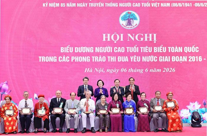 Bà Phạm Thị Thanh Trà, Bí thư TƯ Đảng, Phó Thủ tướng Chính phủ, Chủ tịch Ủy ban Quốc gia về Người cao tuổi Việt Nam; ông Nguyễn Phi Long, Ủy viên TƯ Đảng, Phó Bí thư thường trực Đảng ủy MTTQ, các đoàn thể TƯ, Phó Chủ tịch UBTƯ MTTQ Việt Nam; ông Nguyễn Văn Đức, Ủy viên TƯ Đảng, Phó Trưởng ban Tuyên giáo và Dân vận Trung ương; ông Nguyễn Thanh Bình, Chủ tịch Trung ương Hội Người cao tuổi Việt Nam, biểu dương điển hình người cao tuổi tiêu biểu toàn quốc trong phong trào thi đua yêu nước giai đoạn 2016-2026