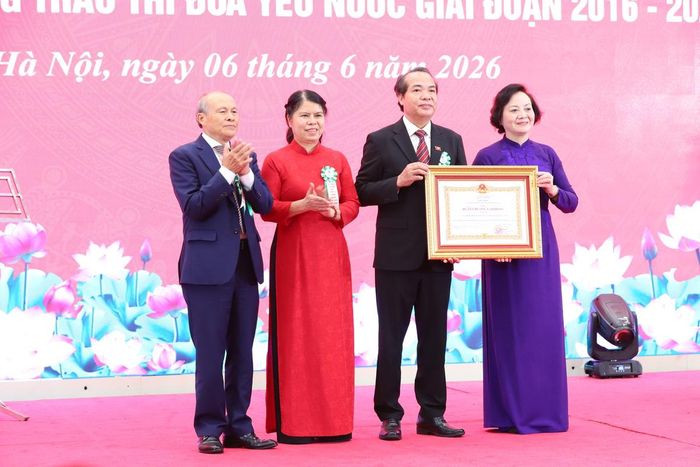 Tại Hội nghị, bà Phạm Thị Thanh Trà, Bí thư TƯ Đảng, Phó Thủ tướng Chính phủ, Chủ tịch Ủy ban Quốc gia về Người cao tuổi Việt Nam (bìa trái) trao tặng Huân chương Lao động Hạng Ba cho Văn phòng TƯ Hội Người cao tuổi Việt Nam