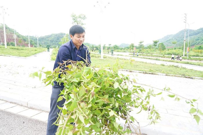 Những cây cỏ dại được dọn dẹp sạch sẽ trong lễ ra quân.