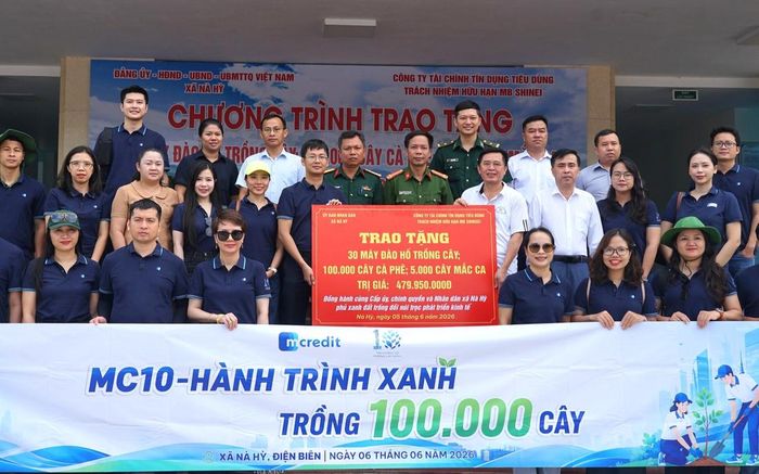 Lãnh đạo xã Nà Hỳ cùng các đại biểu trong Chương trình