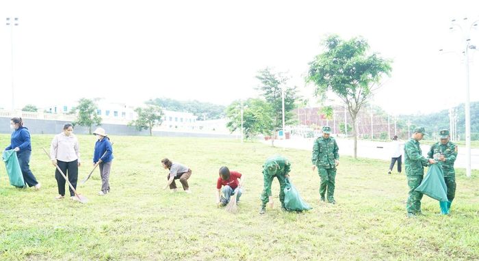 Các đoàn thể tham gia lễ ra quân tổng vệ sinh môi trường, quét dọn, chăm sóc cây xanh, cây hoa ban xung quanh trụ sở Đảng ủy.