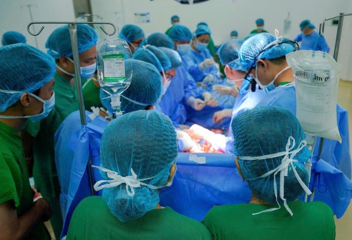 Nhiều bộ phận cùng phối hợp trong phòng mổ, tạo nên một quy trình đồng bộ nhằm bảo đảm điều kiện tốt nhất cho việc lấy tạng ghép