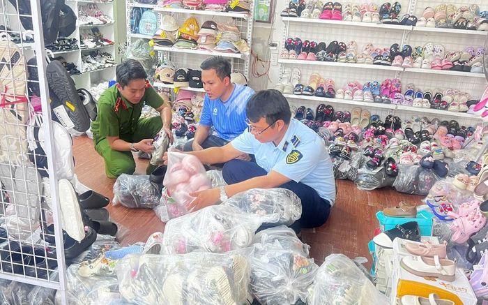 Lực lượng chức năng kiểm tra shop thời trang bán hàng giả