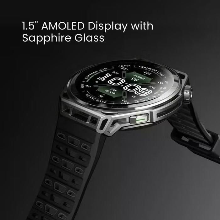 Thiết bị được trang bị màn hình AMOLED 1,5 inch, bảo vệ bởi kính sapphire chống trầy xước
