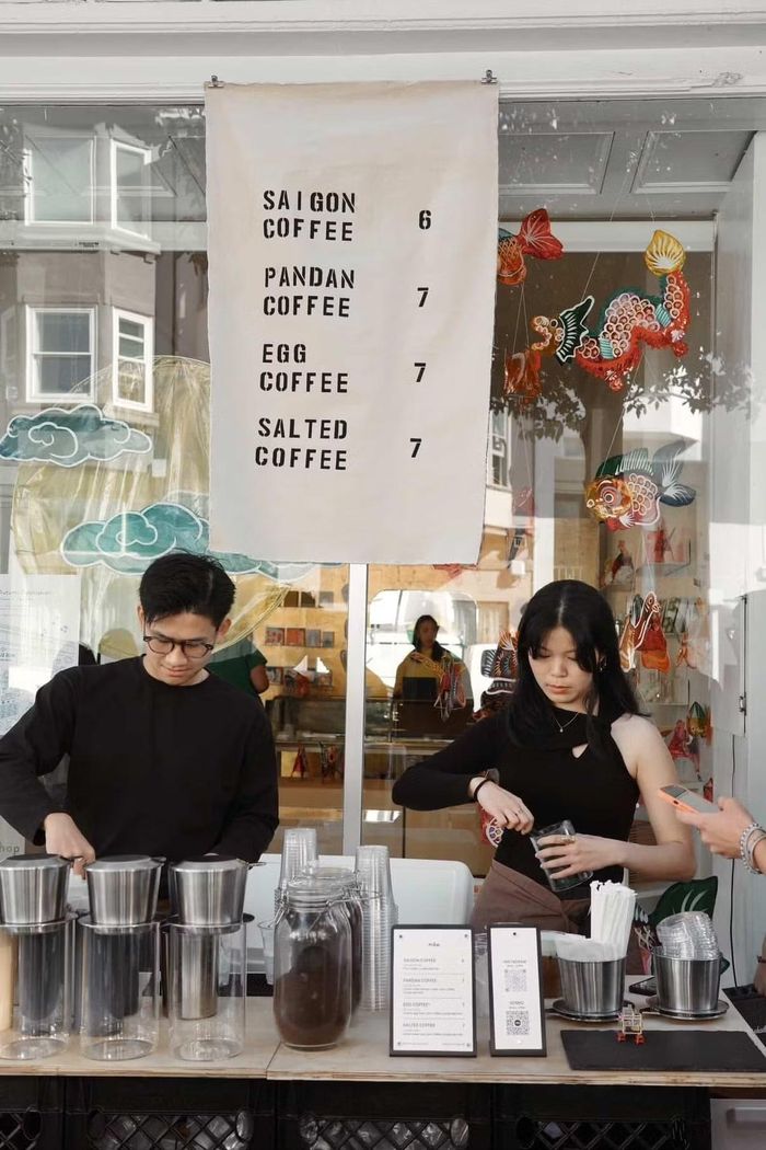 Bên cạnh ghế nhựa đỏ, quầy pop-up của Hân và Kiên thu hút sự chú ý với loạt phin nhôm đặt phía trước