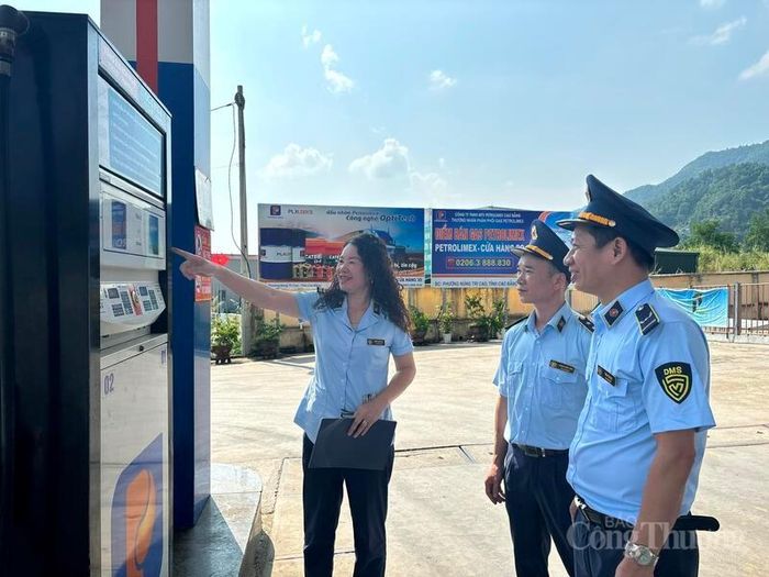 Bà Đặng Thị Huyền, Phó Chi cục trưởng Chi cục Quản lý thị trường tỉnh cùng Đội Quản lý thị trường số 1 giám sát cửa hàng bán lẻ xăng dầu trên địa bàn Phường Nùng Trí Cao, tỉnh Cao Bằng.