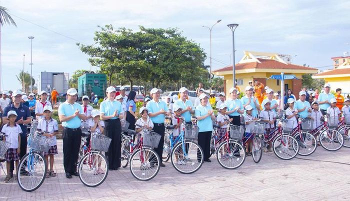 Ban tổ chức trao tặng 25 xe đạp cho con em ngư dân là học sinh nghèo vượt khó, có thành tích trong học tập. Ảnh: Mai Liễu