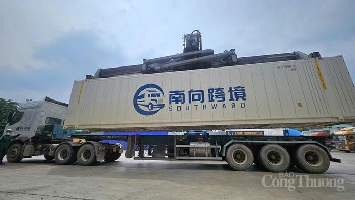 Máy gắp hàng hoạt động liên tục tại khu vực đổi công hàng hóa.