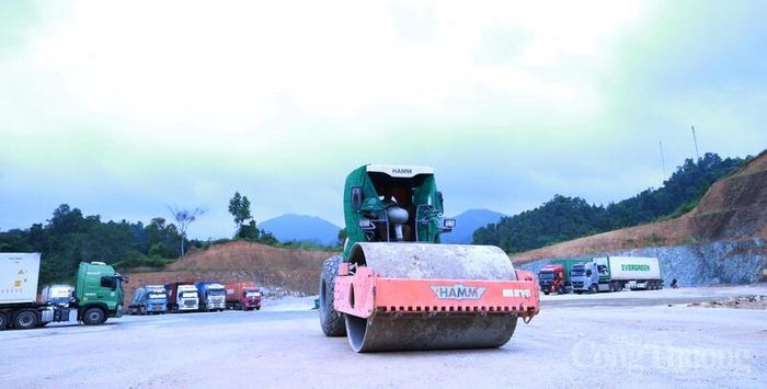 Máy móc được huy động san gạt, mở rộng bãi tập kết phương tiện tại khu vực Cửa khẩu quốc tế Hữu Nghị nhằm đáp ứng nhu cầu thông quan hàng hóa ngày càng tăng.