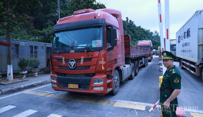 Lực lượng Bộ đội Biên phòng kiểm tra phương tiện nhập cảnh tại Cửa khẩu quốc tế Hữu Nghị.