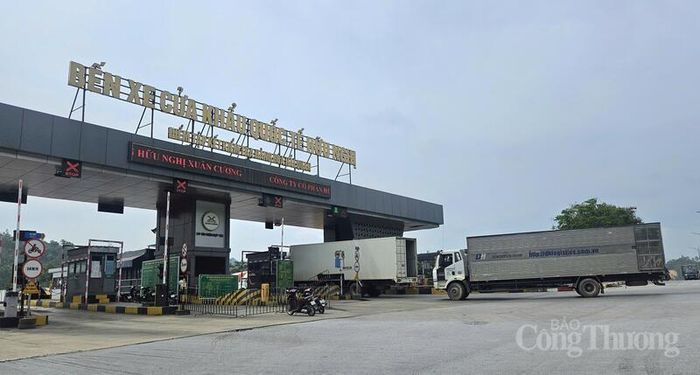 Các bến bãi tại Cửa khẩu Hữu Nghị duy trì hoạt động ổn định, bảo đảm năng lực thông quan hàng hóa.