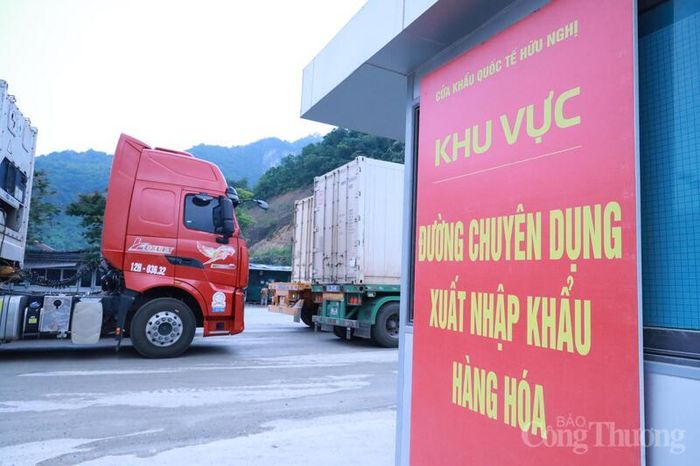 Đường chuyên dụng sáu làn xe tại khu vực Cửa khẩu Hữu Nghị nhộn nhịp phương tiện xuất nhập khẩu hàng hóa.