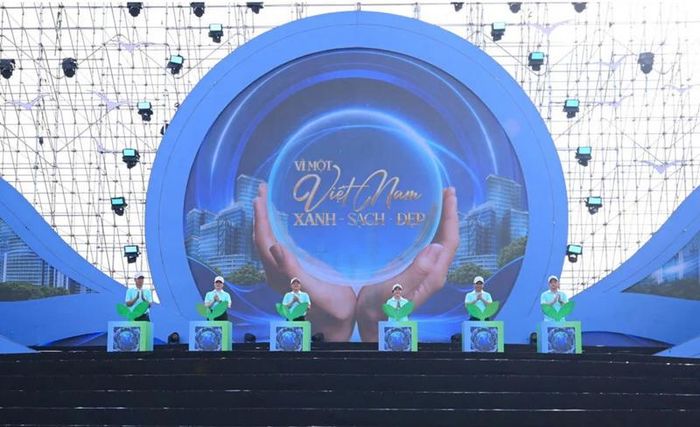 Nghi thức phát động phong trào “Toàn dân chung tay bảo vệ môi trường, vì một Việt Nam xanh - sạch - đẹp”. Ảnh: Tùng Đinh