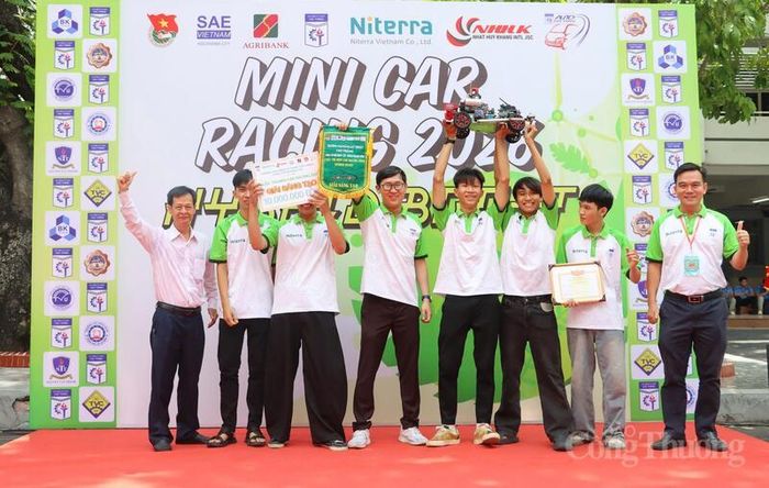 Thạc sĩ Nguyễn Ngọc Thạnh, Trưởng Khoa Cơ khí Động lực (bên trái) trao Giải Sáng tạo cho Đội SVBL. Ảnh: Thanh Minh.
