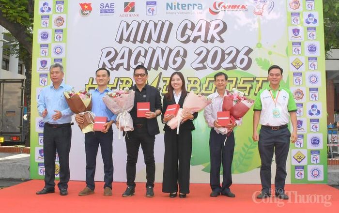 TS. Lê Đình Kha - Hiệu trưởng Trường Cao đẳng Kỹ thuật Cao Thắng và Thạc sĩ Nguyễn Ngọc Thạnh - Trưởng Khoa Cơ khí Động lực, tặng hoa cảm ơn các doanh nghiệp đồng hành cuộc thi Mini Car Racing 2026.