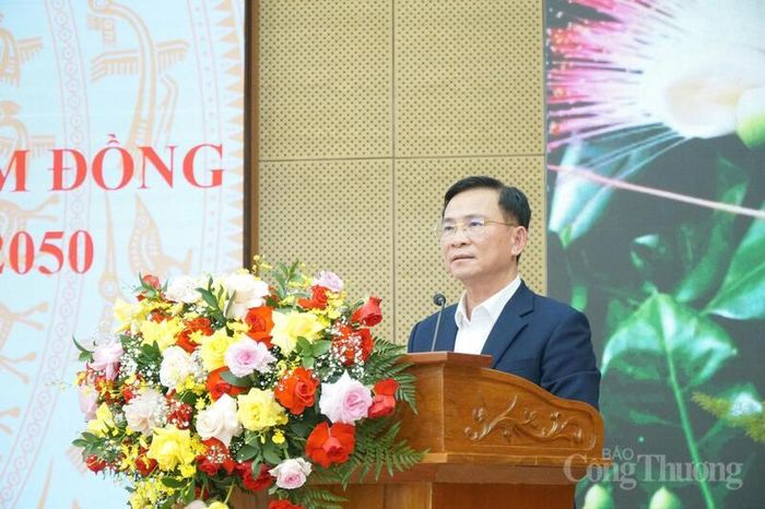 Ủy viên Ban Chấp hành Trung ương Đảng, Chủ tịch UBND tỉnh Lâm Đồng Hồ Văn Mười phát biểu khai mạc hội nghị. Ảnh: Lê Sơn