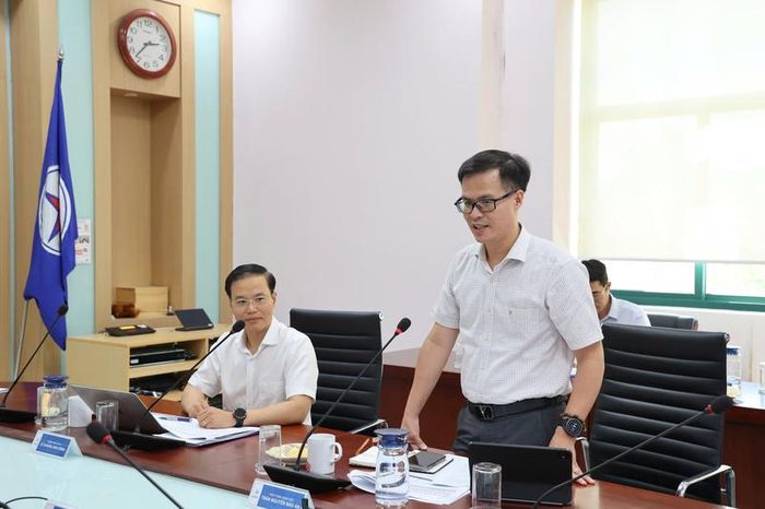 Ông Trần Nguyễn Bảo An, Phó Tổng giám đốc EVNCPC báo cáo tại buổi làm việc. Ảnh: Phương Nam