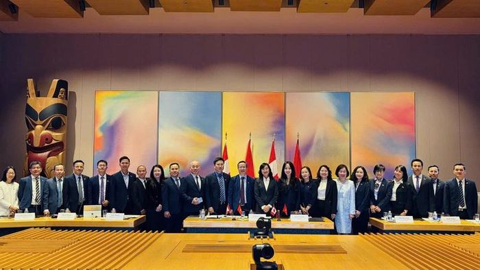Các đại biểu Việt Nam và Canada chụp ảnh lưu niệm tại Kỳ họp lần III Ủy ban Hỗn hợp về Kinh tế Việt Nam - Canada.