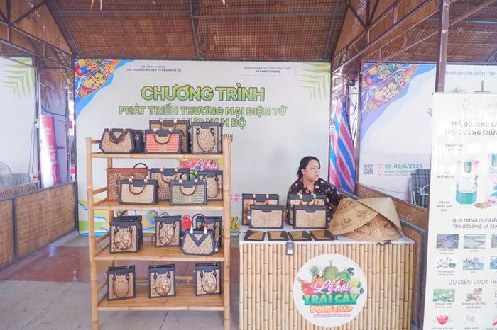 Gian hàng trưng bày các sản phẩm thủ công mỹ nghệ, quà tặng OCOP đặc sắc của địa phương trong khuôn khổ Chương trình Phát triển thương mại điện tử khu vực Nam Bộ.