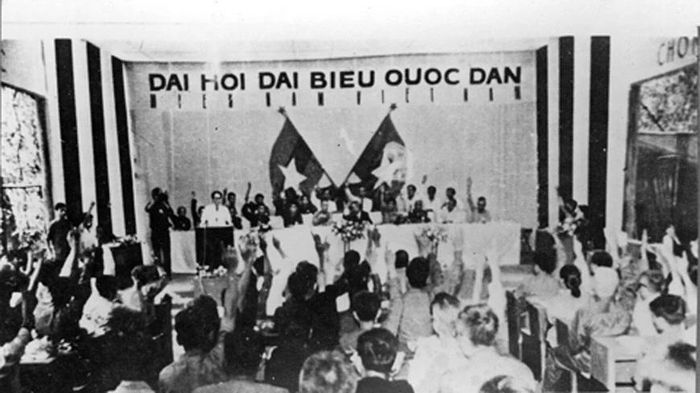 Các đại biểu biểu quyết nhất trí bầu ra Chính phủ Cách mạng lâm thời Cộng hòa miền Nam Việt Nam và Hội đồng cố vấn Chính phủ, 6/1969. Ảnh: Bảo tàng Lịch sử quốc gia