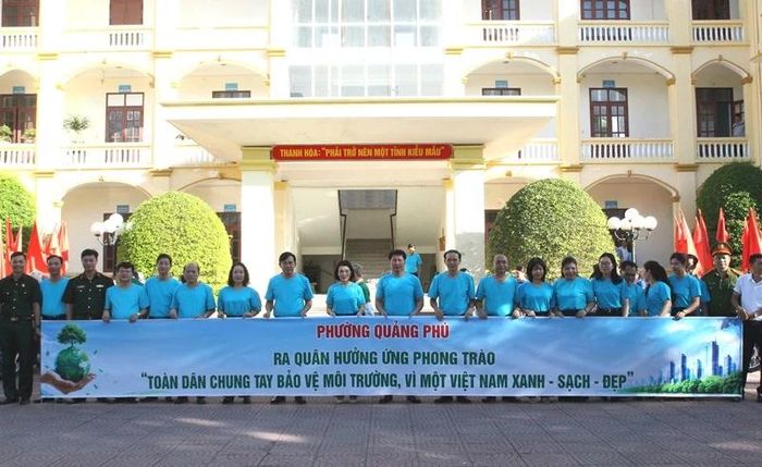 Các đồng chí lãnh đạo tỉnh tham gia diễu hành biểu dương lực lượng...