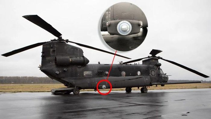 Máy bay MH-47G được trang bị hệ thống đối phó hồng ngoại cỡ lớn AN/AAQ-24 (LAIRCM) mới. Ảnh: Theaviationist.
