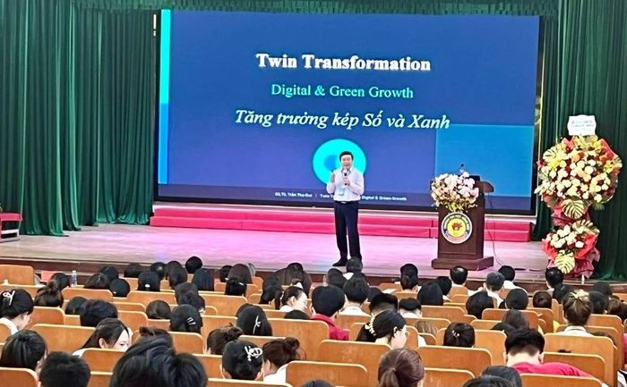 Đại diện trường Đại học Kinh tế Quốc dân tham luận tại hội thảo.