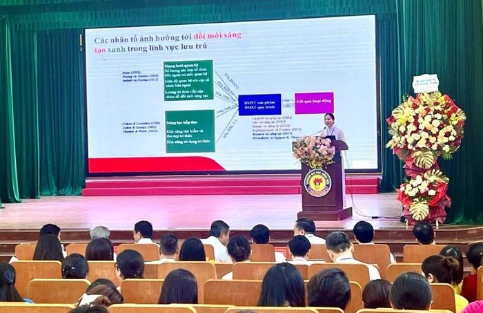 Đại diện trường Đại học Hạ Long tham luận tại hội nghị.
