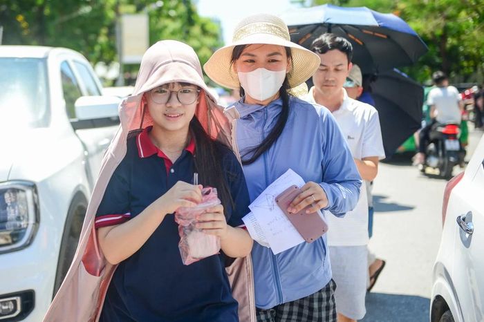 Em Lê Minh Châu, học sinh Trường THCS Quang Trung chia sẻ: “Đề thi năm nay em thấy vừa sức. Những câu đầu khá dễ, chủ yếu là các dạng toán quen thuộc mà chúng em đã được ôn tập nhiều lần. Em làm được phần lớn bài thi và khá hài lòng với kết quả của mình”.