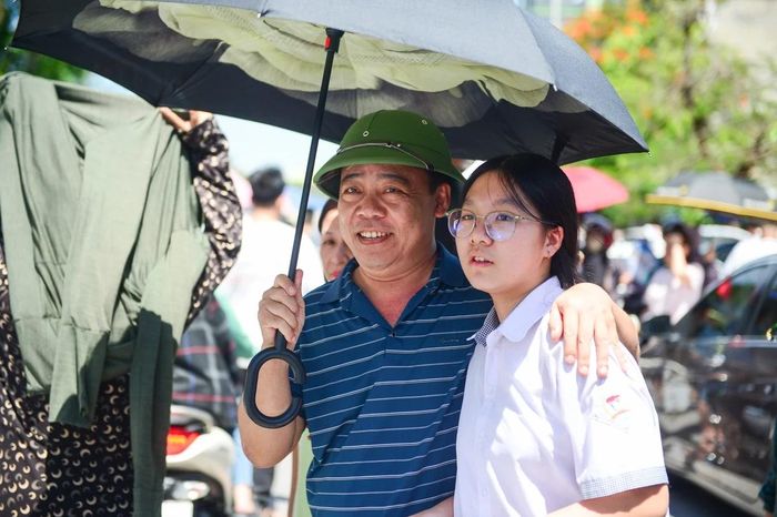 Không chỉ học sinh, nhiều phụ huynh cũng tỏ ra nhẹ nhõm khi kỳ thi quan trọng kéo dài trong hai ngày đã chính thức khép lại đối với phần lớn thí sinh. Bên ngoài cổng trường, nhiều phụ huynh vui mừng khi thấy con em bước ra với tâm trạng thoải mái, tự tin.