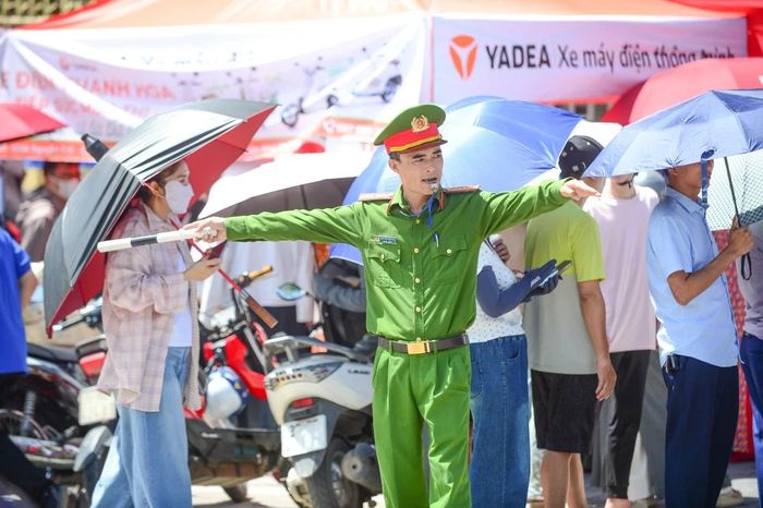 Tại nhiều điểm thi, các lực lượng chức năng và thanh niên tình nguyện tiếp tục duy trì hoạt động hỗ trợ thí sinh và phụ huynh, góp phần tạo nên một kỳ thi an toàn, nghiêm túc và thuận lợi. Công tác đảm bảo an ninh trật tự, an toàn giao thông cũng được triển khai hiệu quả, giúp các điểm thi diễn ra ổn định trong suốt thời gian tổ chức kỳ thi.