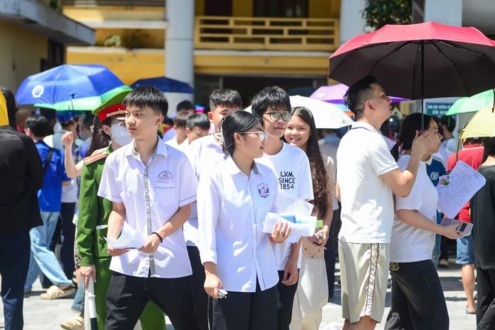 Cô Doãn Thị Tâm, giáo viên môn Toán, Trường THCS Lý Tự Trọng cho biết: Đề thi bám sát chương trình, đúng cấu trúc và phù hợp với mặt bằng chung của học sinh toàn tỉnh, đồng thời vẫn bảo đảm yêu cầu đánh giá năng lực. Tuy nhiên, nếu có thêm những câu hỏi mang tính phân hóa ở vùng điểm 9 - 10, đề thi sẽ tạo được độ thử thách cần thiết đối với nhóm học sinh xuất sắc. Nhìn chung, đây là một đề thi hợp lý, nhân văn, được kỳ vọng sẽ nhận được sự đồng thuận từ đội ngũ giáo viên, các chuyên gia giáo dục, phụ huynh và học sinh.