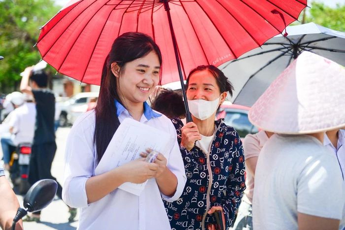 Ghi nhận tại một số điểm thi trên địa bàn phường Hạc Thành, phần lớn thí sinh nhận định đề thi Toán năm nay có nội dung nằm trong chương trình ôn tập và phù hợp với mặt bằng chung của học sinh. Các câu hỏi cơ bản giúp học sinh nắm chắc kiến thức có thể dễ dàng đạt được mức điểm khá, trong khi những câu hỏi cuối tạo điều kiện để phân loại năng lực thí sinh.