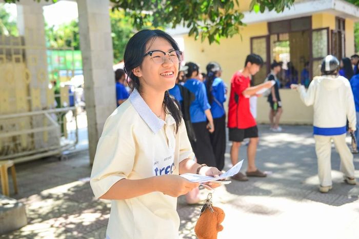 Trong khi đó, em Mai Thanh Giang, học sinh Trường THCS Trần Phú cho biết đề thi có sự phân hóa ở những câu cuối. “Khoảng 2 đến 3 câu cuối khó hơn các câu còn lại. Tuy nhiên, em nghĩ đây là những câu phù hợp để phân loại học sinh khá, giỏi. Sau khi hoàn thành bài thi, em thấy rất hài lòng và thoải mái”.