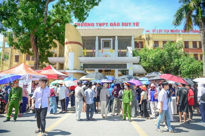 Tại điểm thi Trường THPT Đào Duy Từ, ngay sau khi kết thúc giờ làm bài, nhiều học sinh cho biết đề thi không quá khó và hoàn toàn nằm trong khả năng của mình.