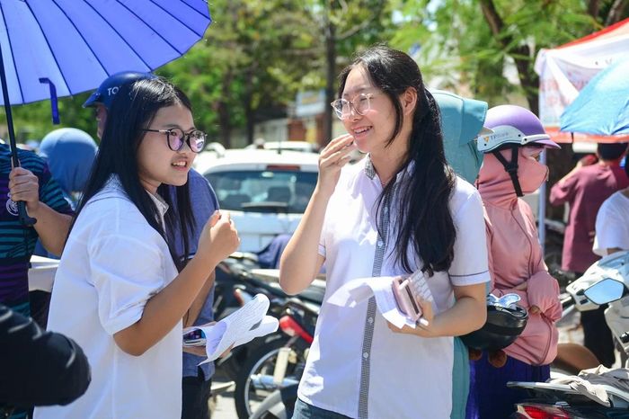 Dù đã hoàn thành kỳ thi đối với phần lớn học sinh, nhưng với những thí sinh có nguyện vọng đăng ký vào Trường THPT chuyên Lam Sơn, hành trình chinh phục cánh cửa vào ngôi trường mơ ước vẫn tiếp tục. Theo kế hoạch, chiều nay (6/6), các em sẽ bước vào các bài thi môn chuyên theo đúng nguyện vọng đã đăng ký.