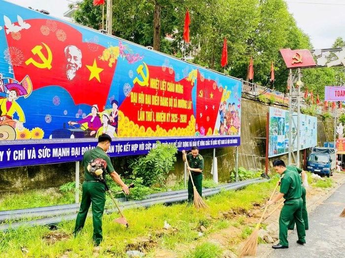 Ngay sau lễ phát động, các lực lượng tham gia đã đồng loạt ra quân tổng vệ sinh môi trường tại khu vực trung tâm xã.