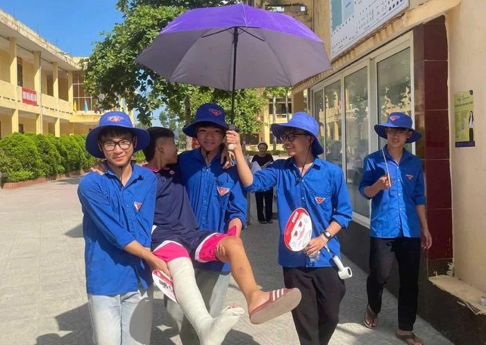 Đoàn viên thanh niên xã Xuân Lập hỗ trợ thí sinh bị gãy chân đến địa điểm thi.
