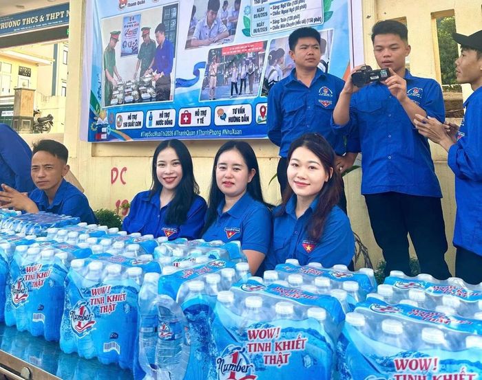 Ngoài ra, đoàn viên thanh niên xã Thanh Quân còn tiếp nước hỗ trợ thí sinh và phụ huynh tại địa điểm thi.