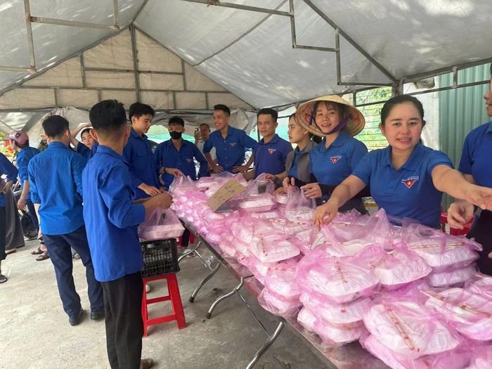 Những suất cơm miễn phí được các đoàn viên thanh niên gói cẩn thận để mang đến tận điểm thi cho thí sinh và phụ huynh.