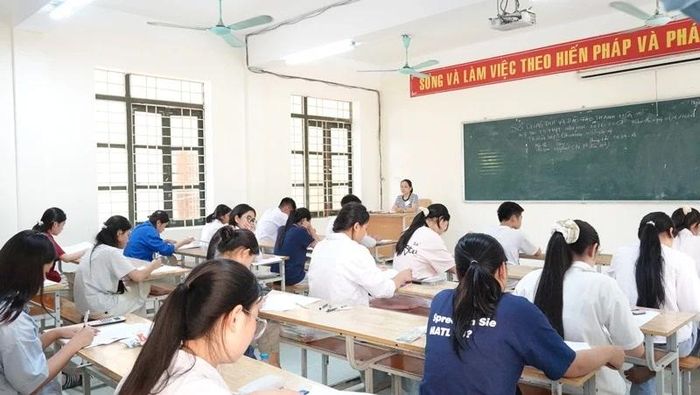 Thí sinh làm bài thi.