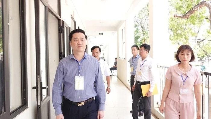 Đoàn công tác của Ban Chỉ đạo cấp tỉnh kiểm tra công tác thi tại Hội đồng thi Trường THPT Quảng Xương 1.