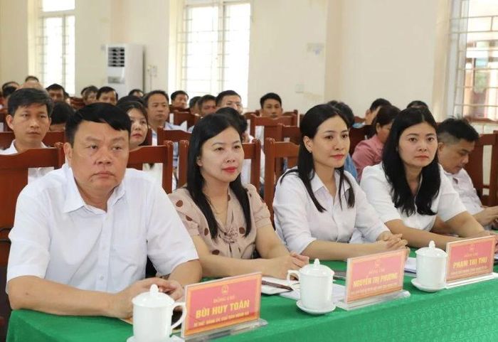Đại biểu và cử tri tham gia buổi tiếp xúc.