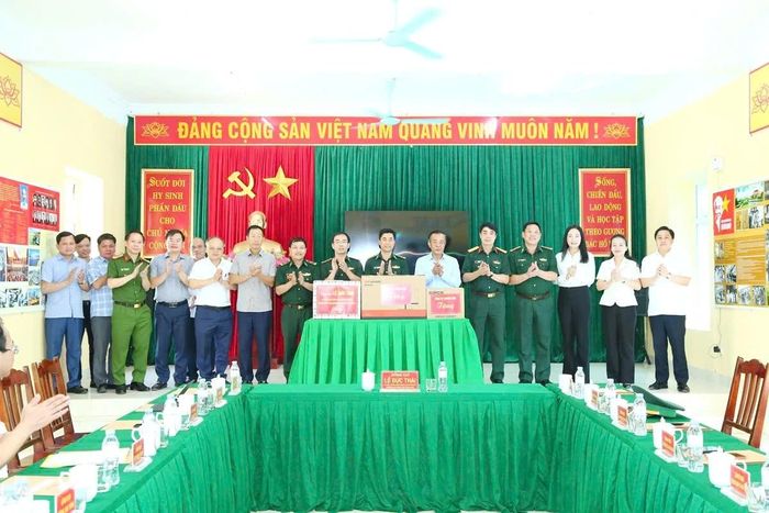 Bí thư Tỉnh ủy Lê Đức Thái và đoàn công tác thăm, tặng quà Đồn Biên phòng Tam Thanh.