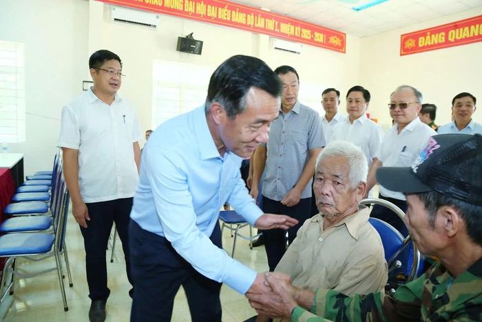 Bí thư Tỉnh ủy Lê Đức Thái thăm hỏi tình hình đời sống bà con Nhân dân.