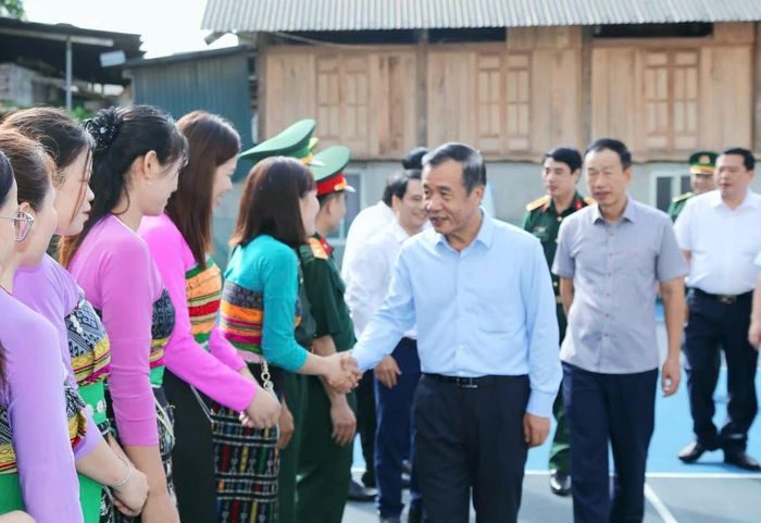 Bí thư Tỉnh ủy Lê Đức Thái thăm, động viên cán bộ, công chức xã Tam Thanh.