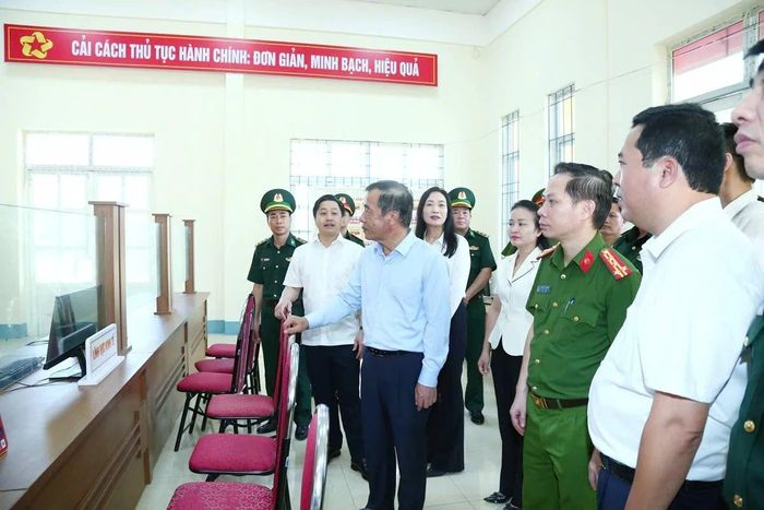 Bí thư Tỉnh ủy Lê Đức Thái thăm, kiểm tra hoạt động tại Trung tâm Phục vụ hành chính công xã Tam Lư.