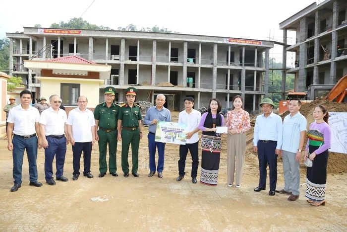 Quỹ kết nối yêu thương - Lan tỏa nhân ái tặng 9 hệ thống máy lọc nước cho các nhà trường.